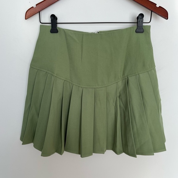 5/20$ Shein Green Pleated Skirt with Zipper 70’s size small - Picture 2 of 2